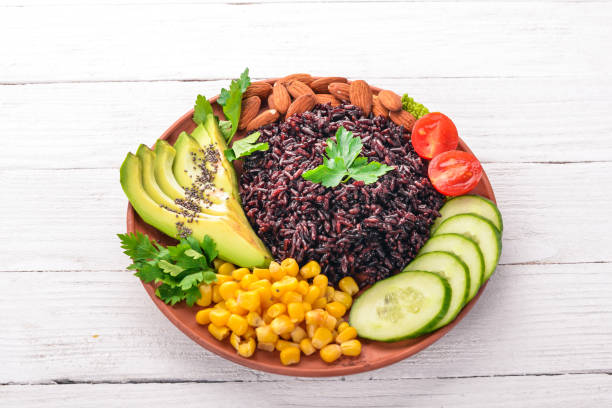 Ensalada de Arroz Negro con Vegetales y Aguacate