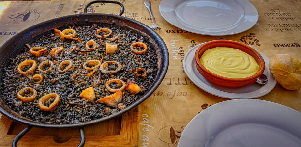 paella de pescado y negro